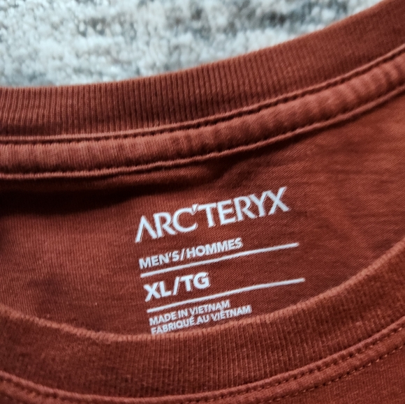 Arc'Teryx Men's Burnt Orange Logo Tshirt Size XL 100% Cotton - Picture 3 of 5